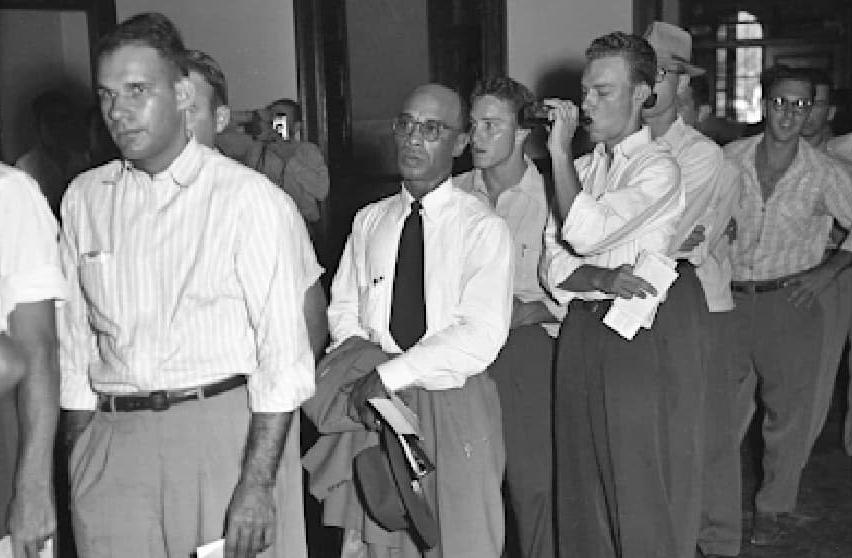 赫尔曼·斯威特(Herman 斯韦特)在排队等待成为该大学的第一位黑人学生